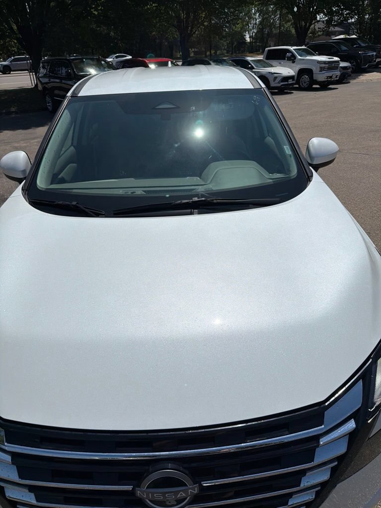 Used 2025 Nissan Rogue SV AWD/4WD image 3