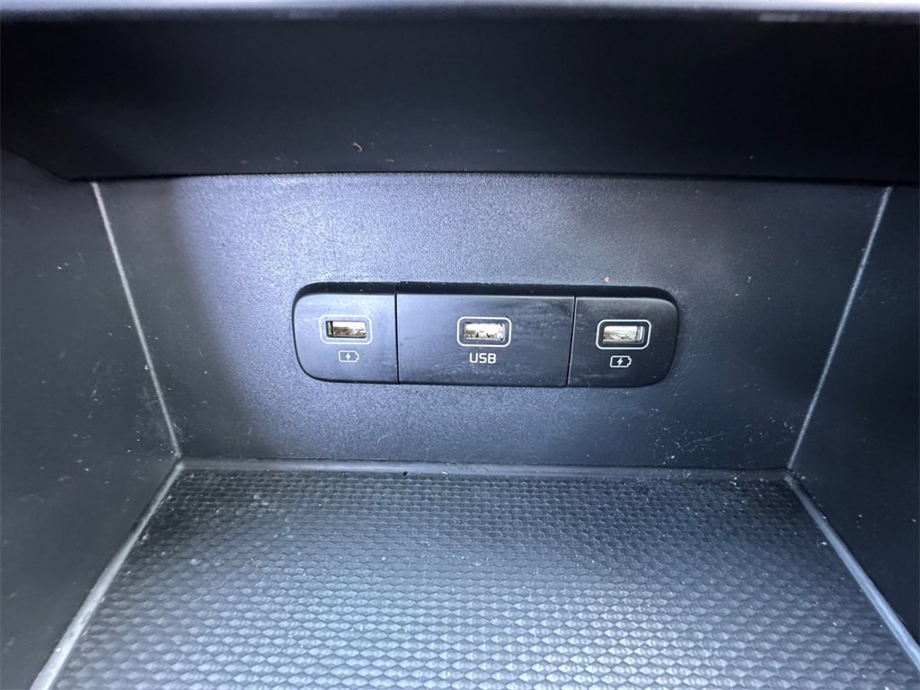 Used 2022 Kia Carnival LX image 30