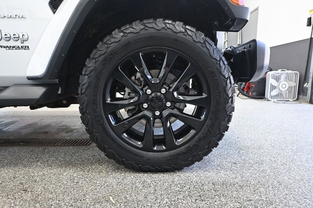 Used 2018 Jeep Wrangler Unlimited Sahara w/ Dual Top Group AWD/4WD image 18
