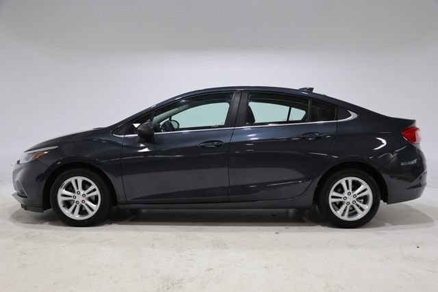 Used 2017 Chevrolet Cruze LT w/ Convenience Package FWD image 4