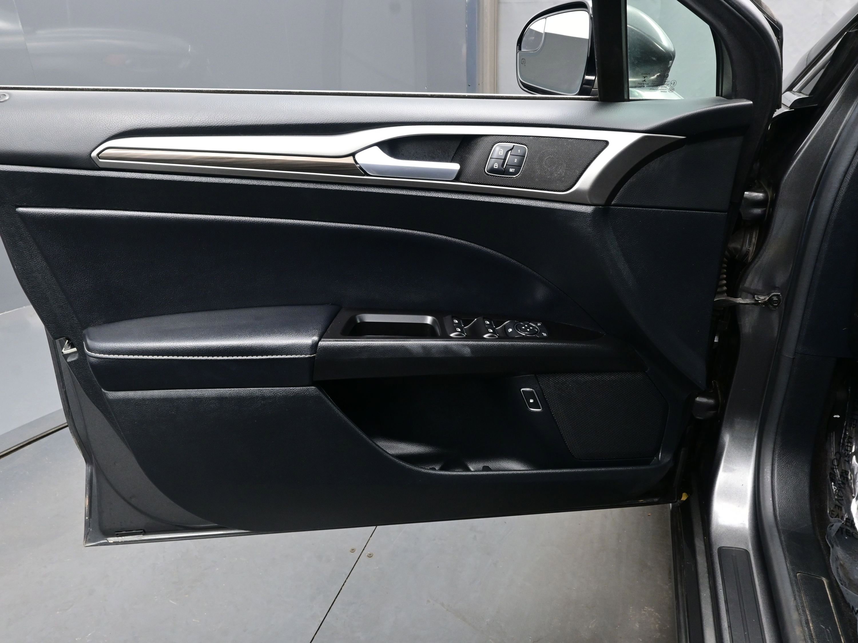 Used 2017 Ford Fusion Energi SE image 9