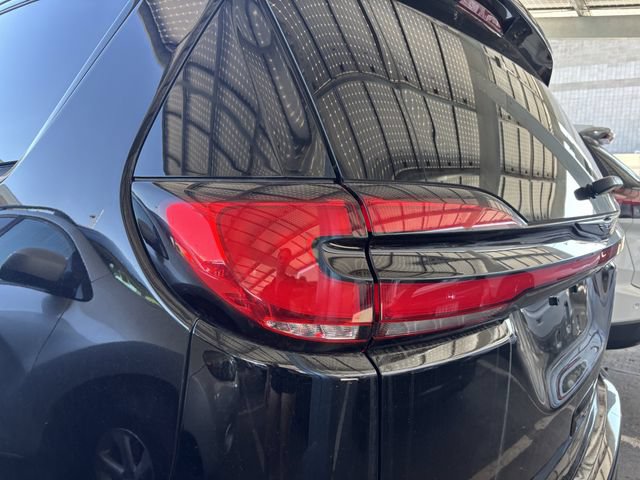 Used 2025 Chrysler Pacifica Limited FWD image 10