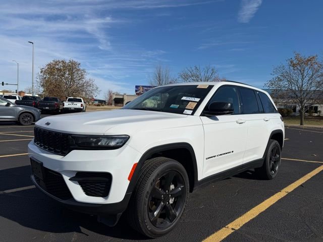 Used 2024 Jeep Grand Cherokee Altitude image 1