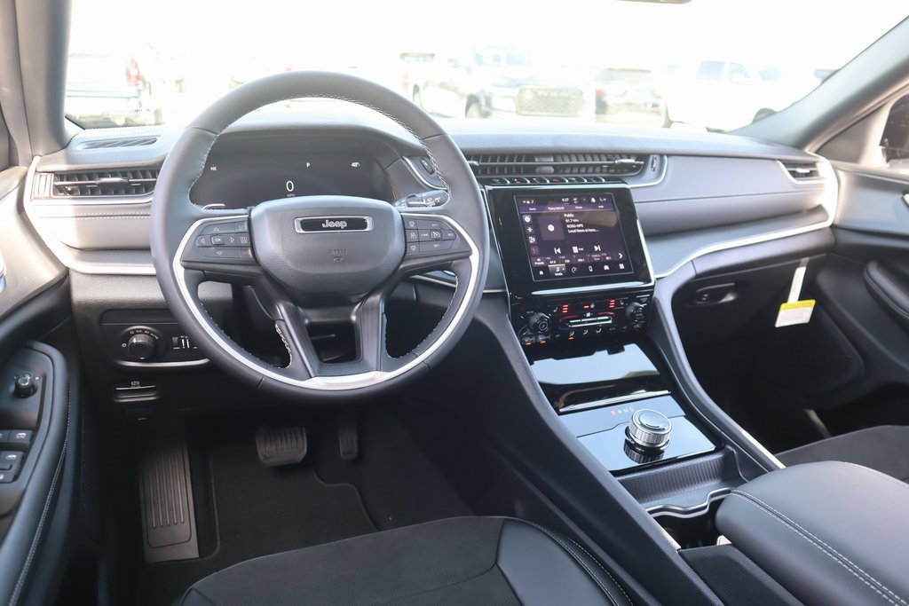 New 2025 Jeep Grand Cherokee L Altitude image 2