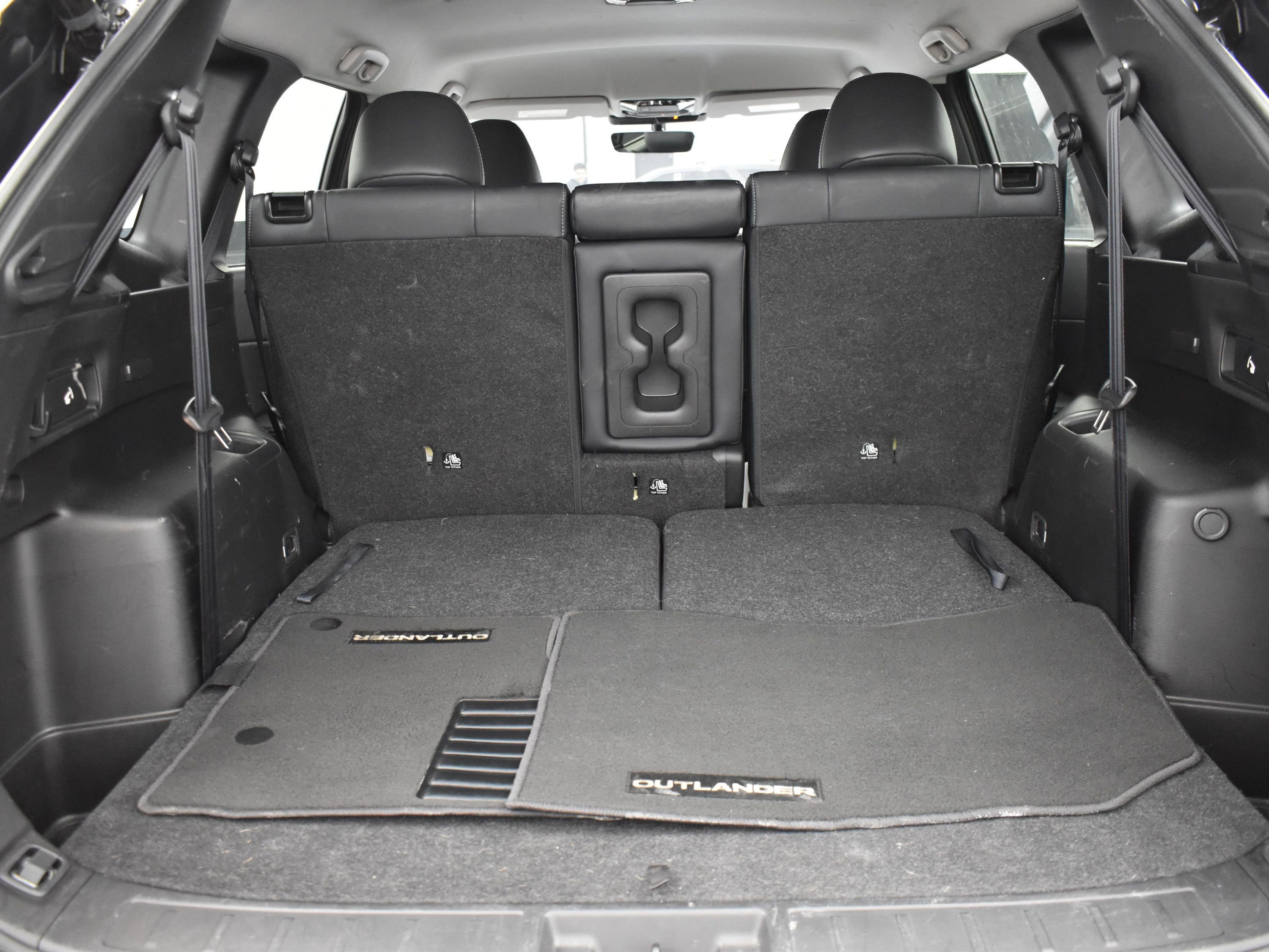 Used 2025 Mitsubishi Outlander AWD image 13