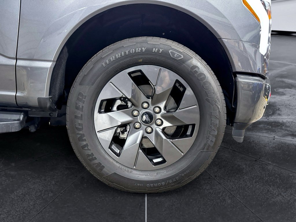 Used 2023 Ford F150 Lightning Lariat image 37