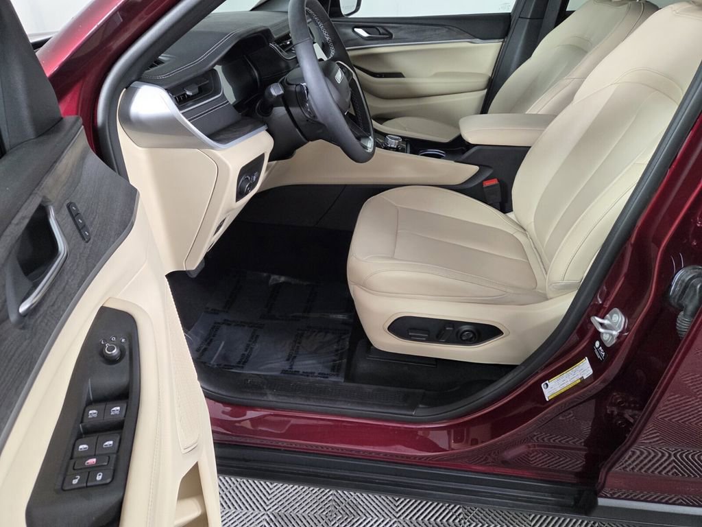 Certified 2025 Jeep Grand Cherokee Limited w/ Black Appearance Package image 12