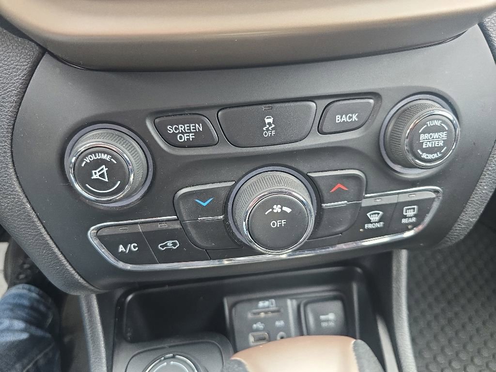 Used 2017 Jeep Cherokee Latitude w/ Cold Weather Group AWD/4WD image 16