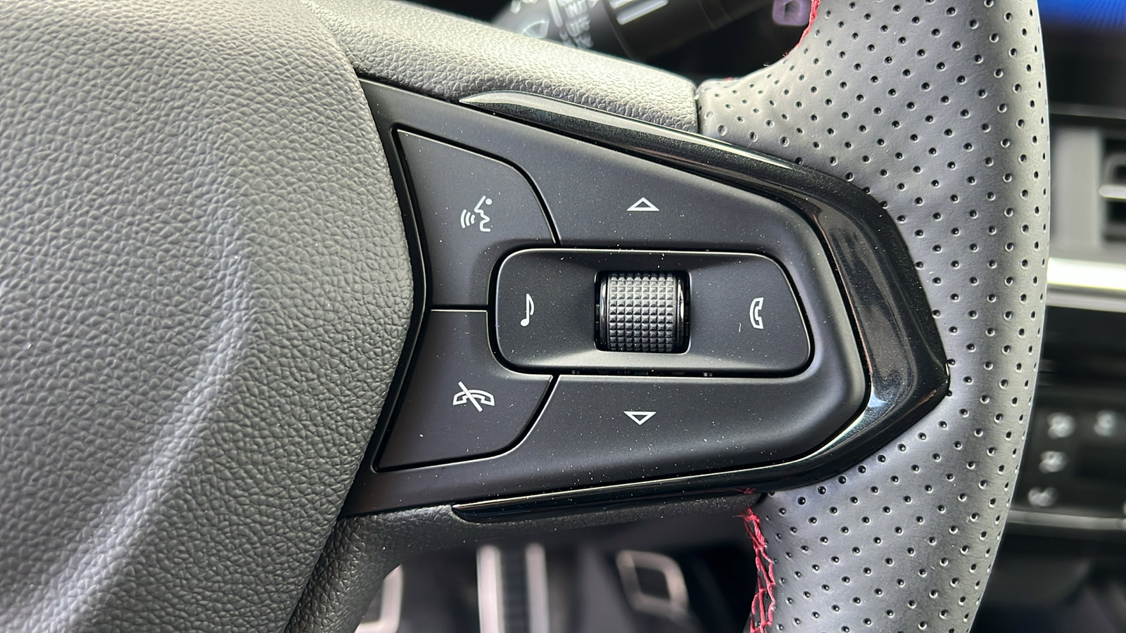 New 2025 Chevrolet Trax RS w/ Driver Confidence Package image 25