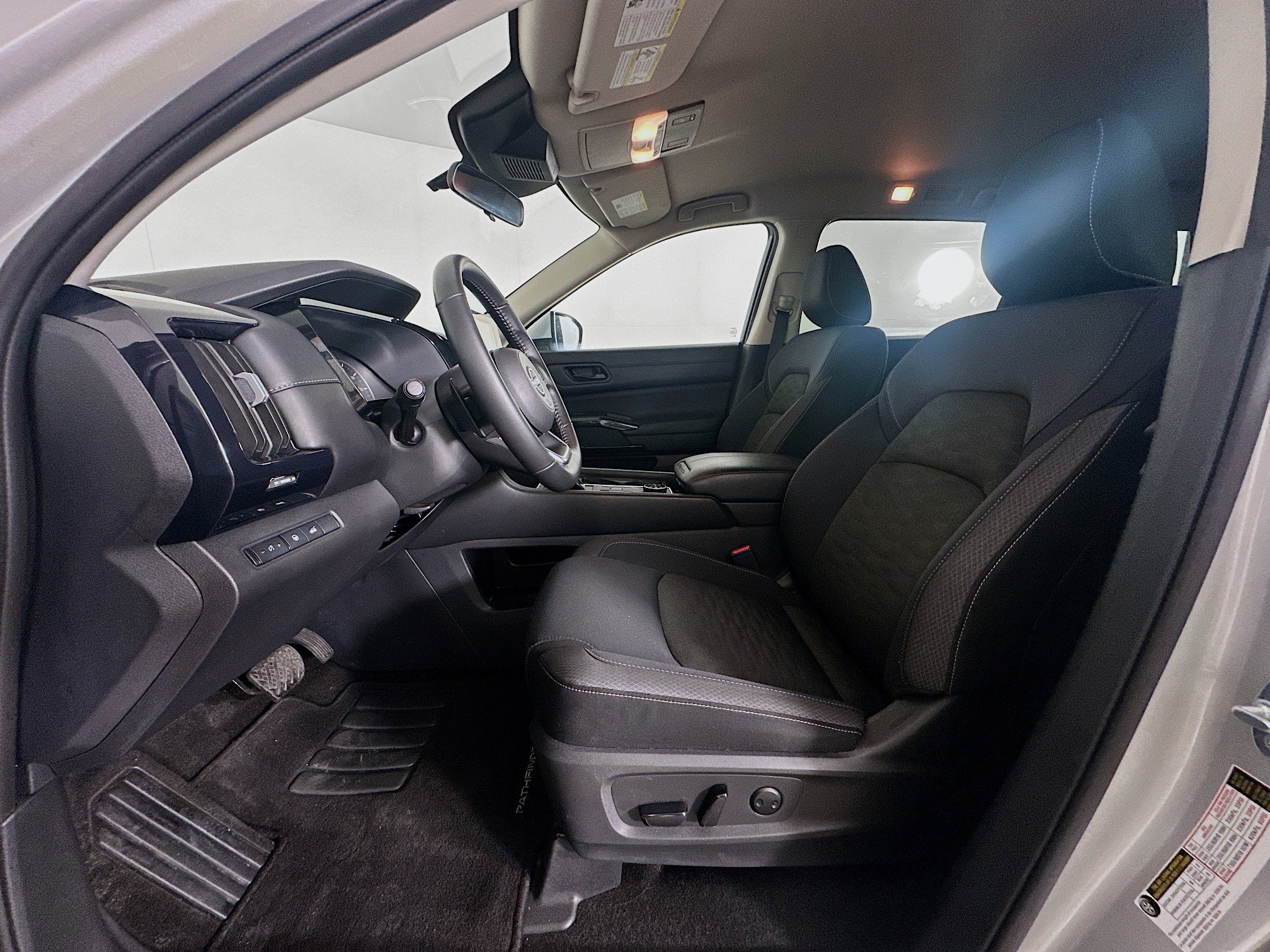 Used 2025 Nissan Pathfinder SV AWD/4WD image 13