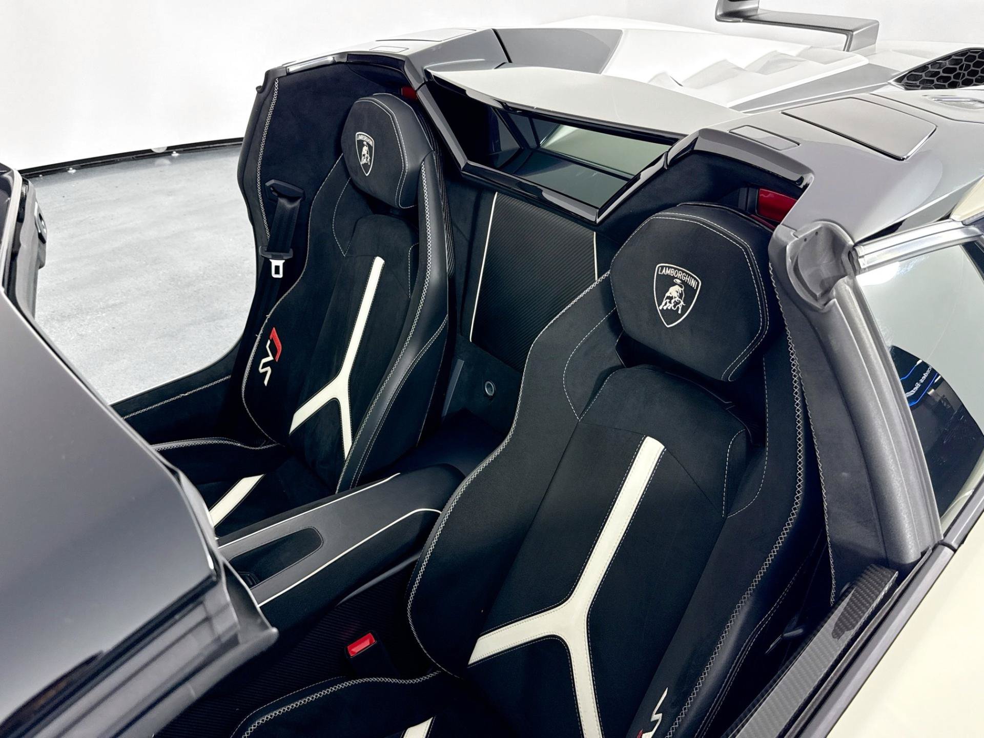 Used 2020 Lamborghini Aventador SVJ AWD/4WD image 7