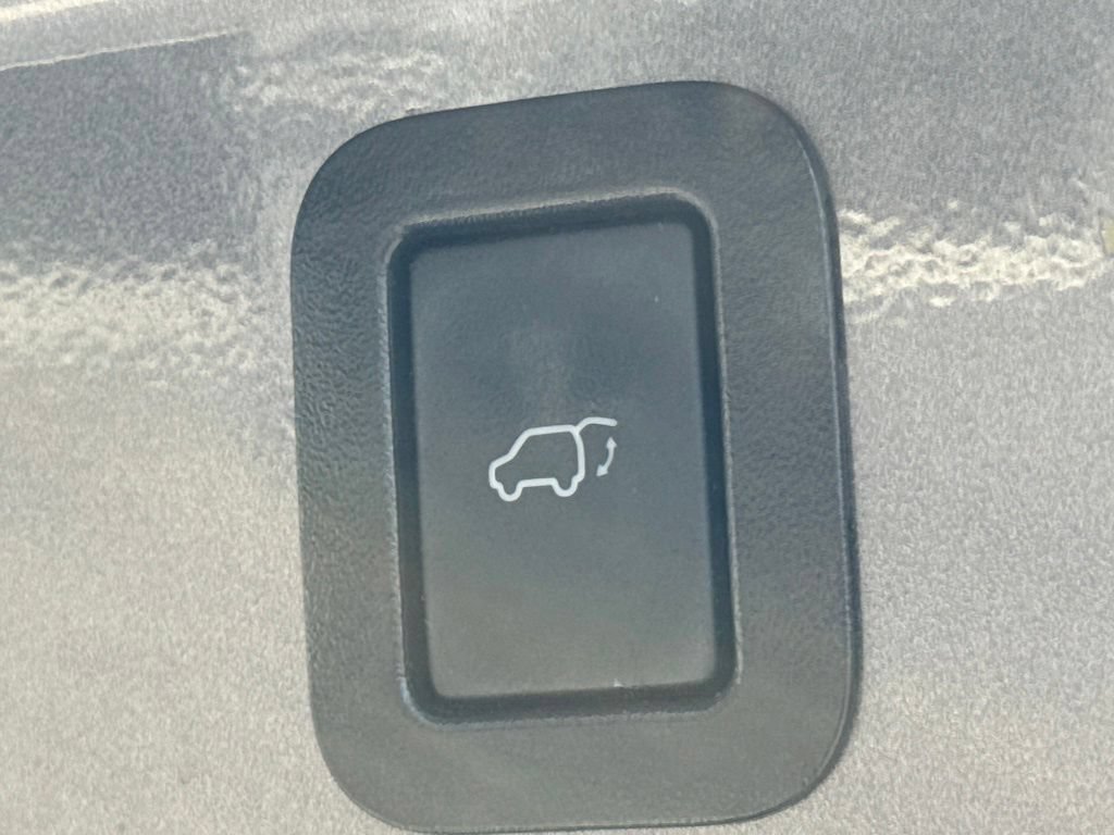 Certified 2019 Toyota Highlander Plus w/ Carpet Mat Package (TMS) AWD/4WD image 17