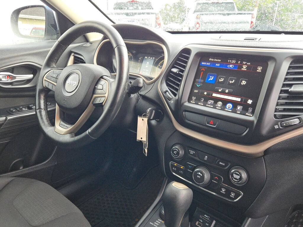 Used 2016 Jeep Cherokee Latitude w/ Cold Weather Group AWD/4WD image 8