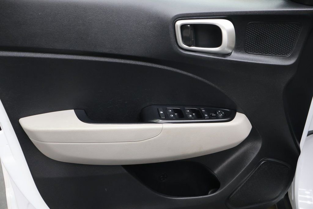 Used 2022 Hyundai Venue SEL FWD image 16