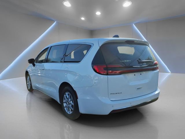 Used 2024 Chrysler Pacifica Touring-L image 6