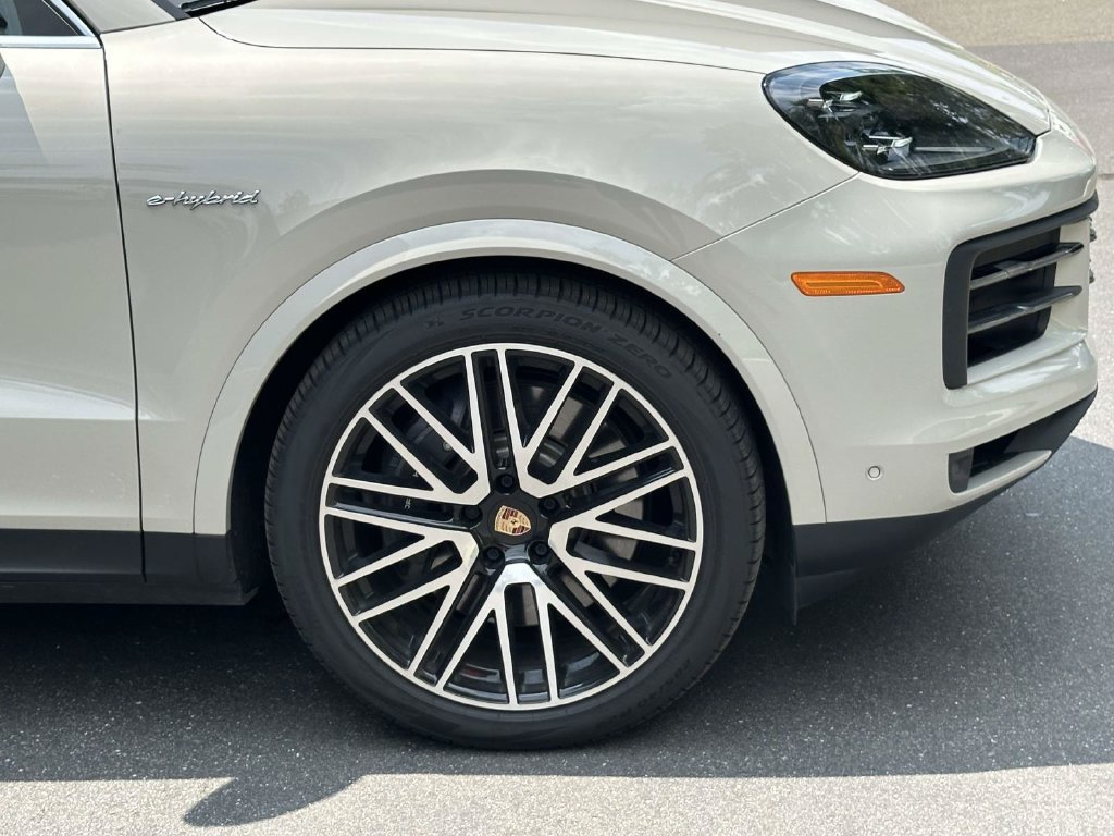 Certified 2025 Porsche Cayenne E-Hybrid AWD/4WD image 9