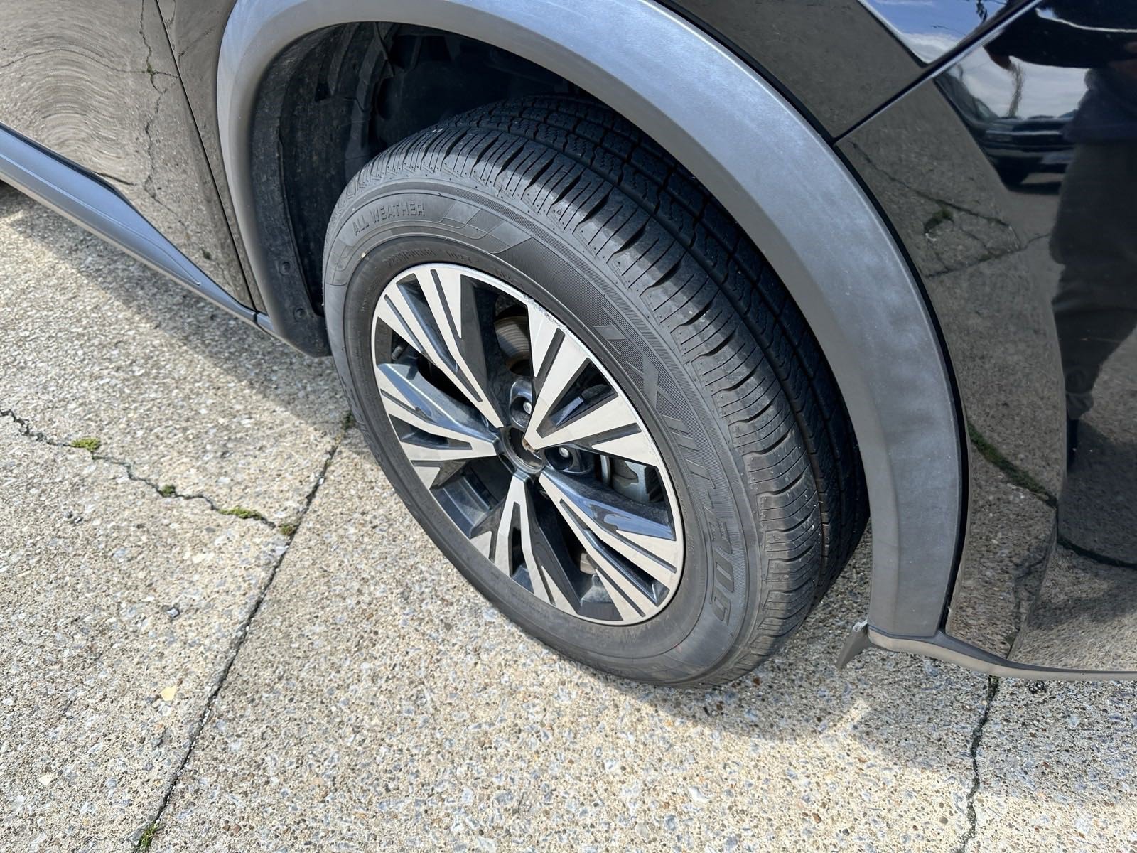 Used 2021 Nissan Rogue SV image 2