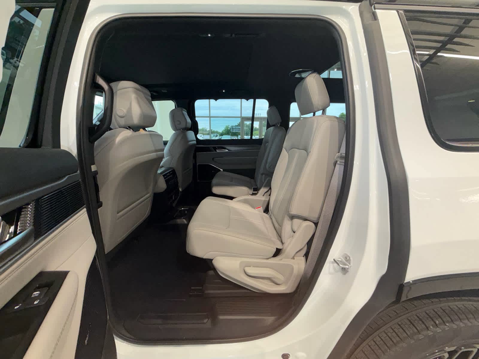 New 2026 Jeep Grand Wagoneer Limited AWD/4WD image 36