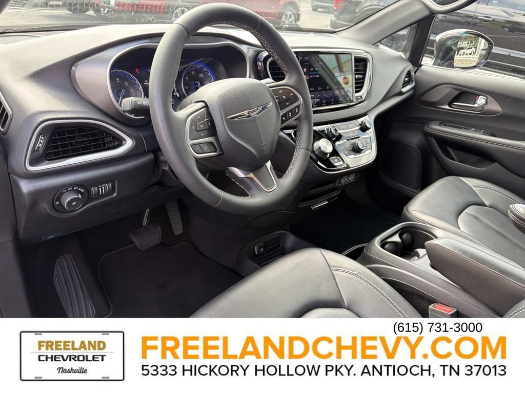 Used 2025 Chrysler Pacifica Select FWD image 25