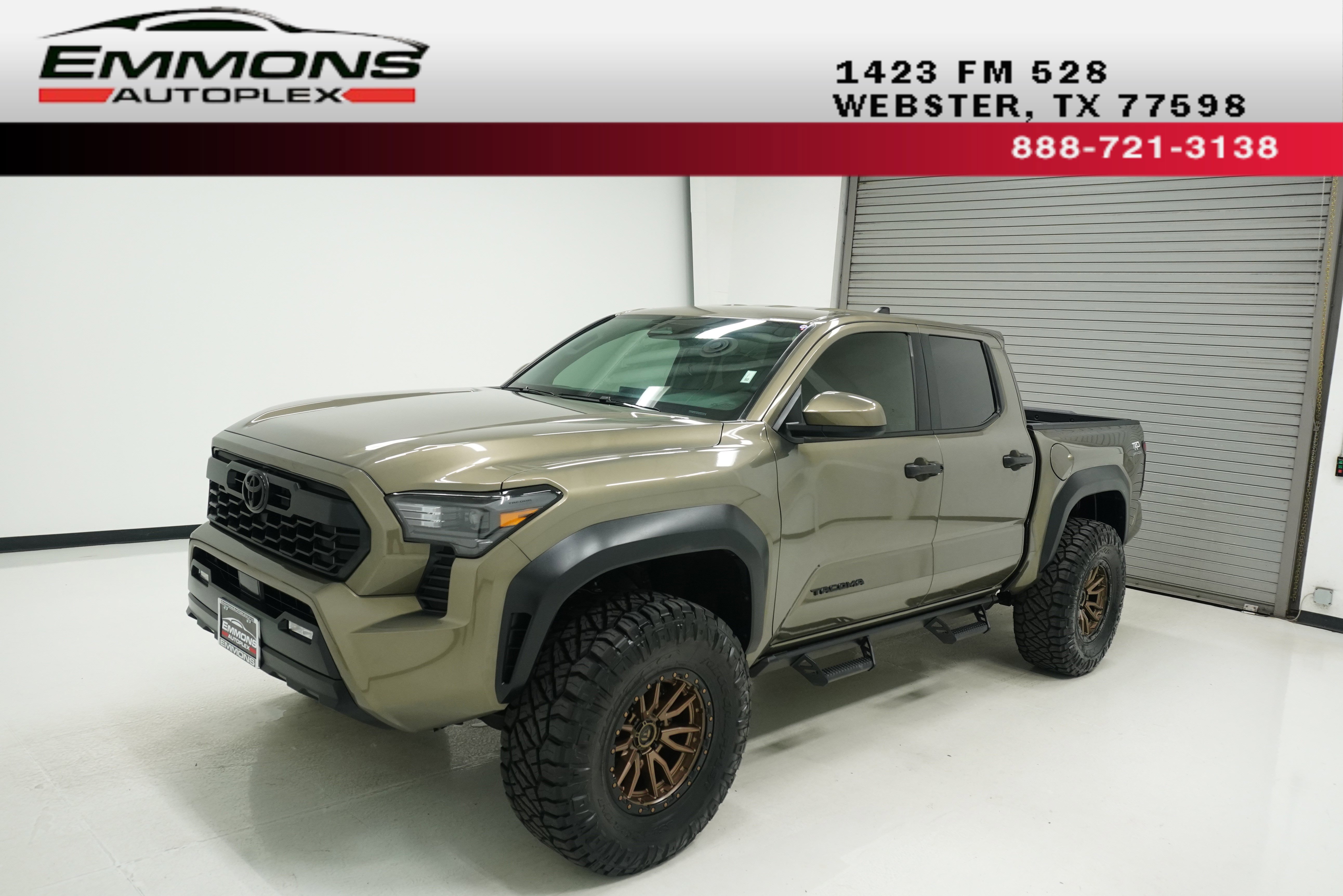 Used 2025 Toyota Tacoma TRD Off-Road AWD/4WD image 1