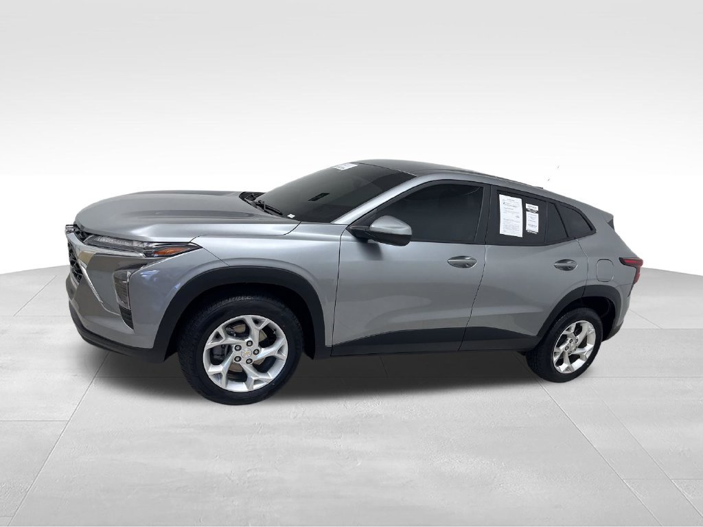 Used 2024 Chevrolet Trax LS w/ LS Convenience Package FWD image 2