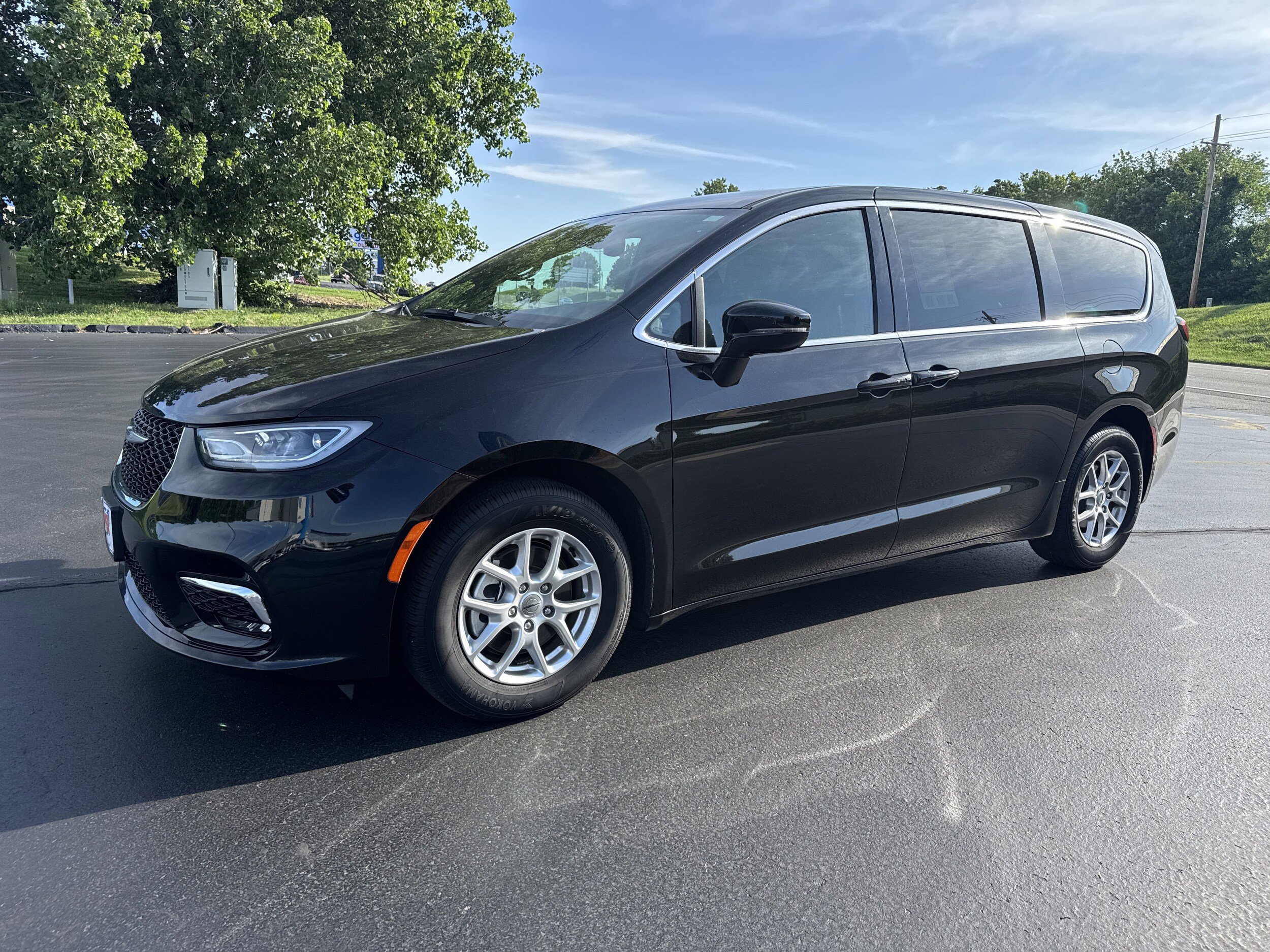 Used 2025 Chrysler Pacifica Select FWD image 2