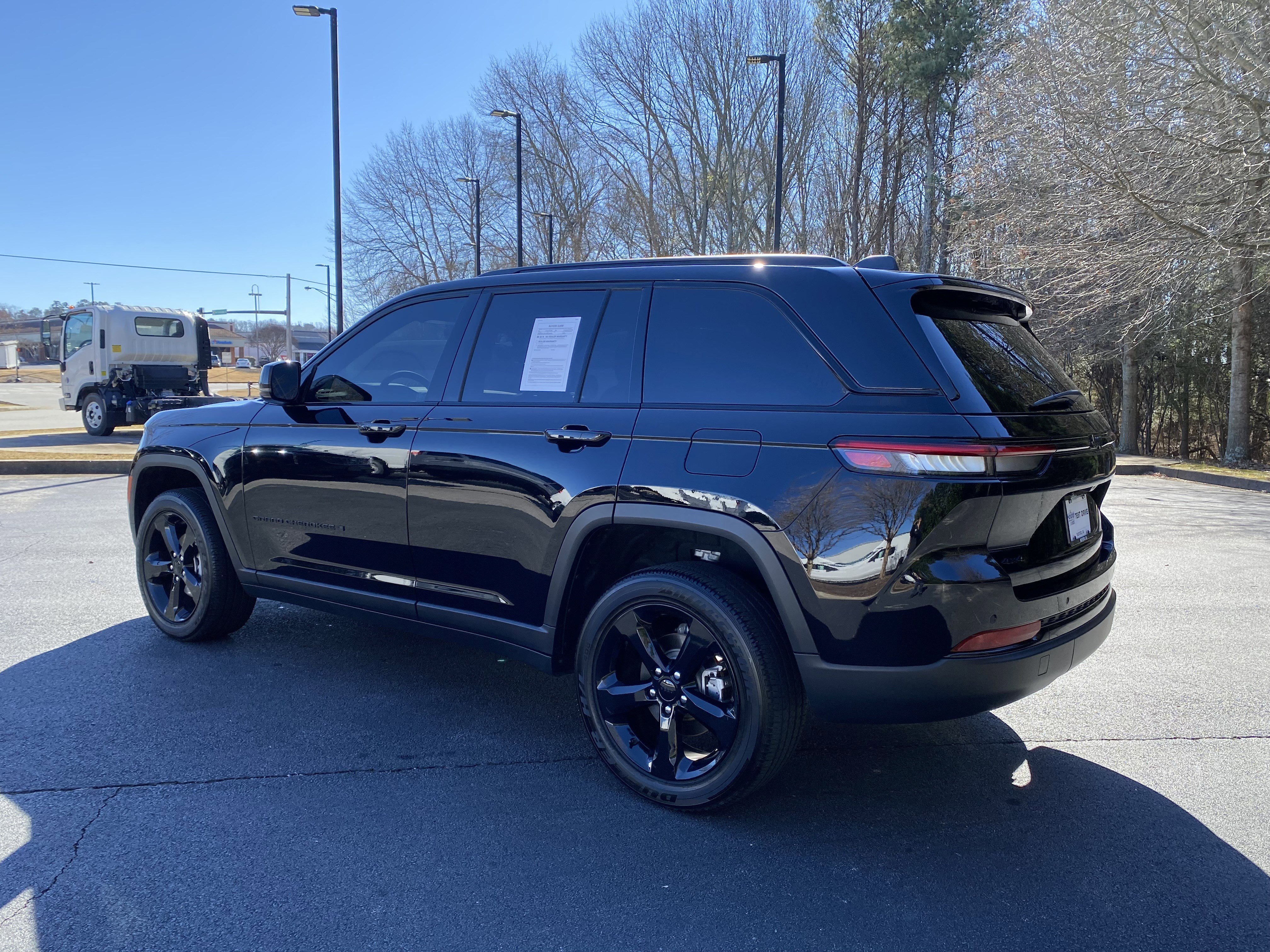Used 2025 Jeep Grand Cherokee Altitude image 7