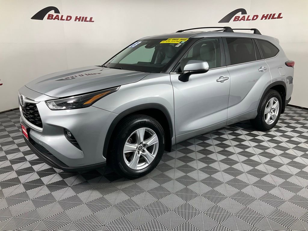 Used 2023 Toyota Highlander LE image 3