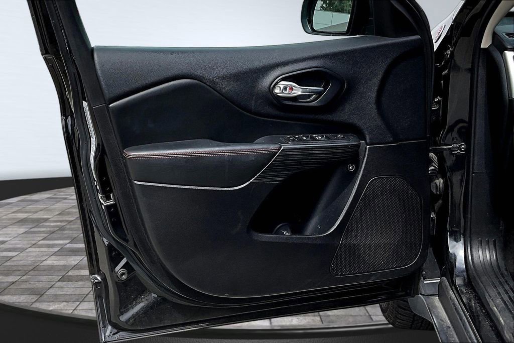 Used 2016 Jeep Cherokee Trailhawk w/ Comfort/Convenience Group image 13