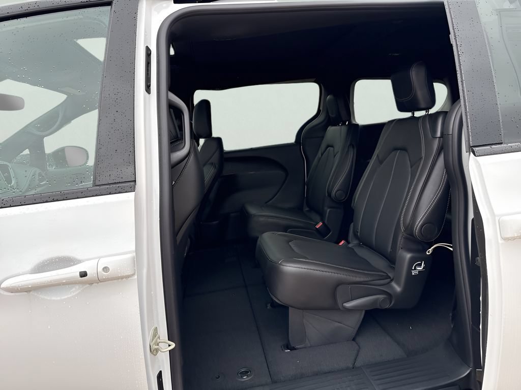 New 2026 Chrysler Pacifica Select AWD/4WD image 21