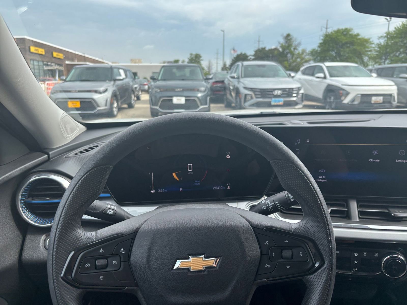 Used 2025 Chevrolet Trax LT FWD image 33