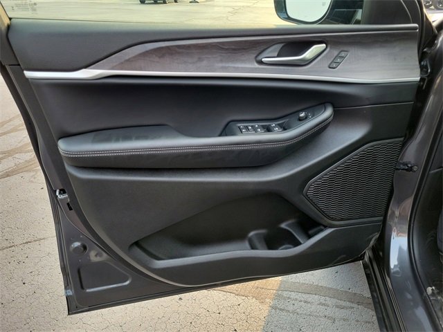 New 2025 Jeep Grand Cherokee L Limited w/ Black Appearance Package image 15