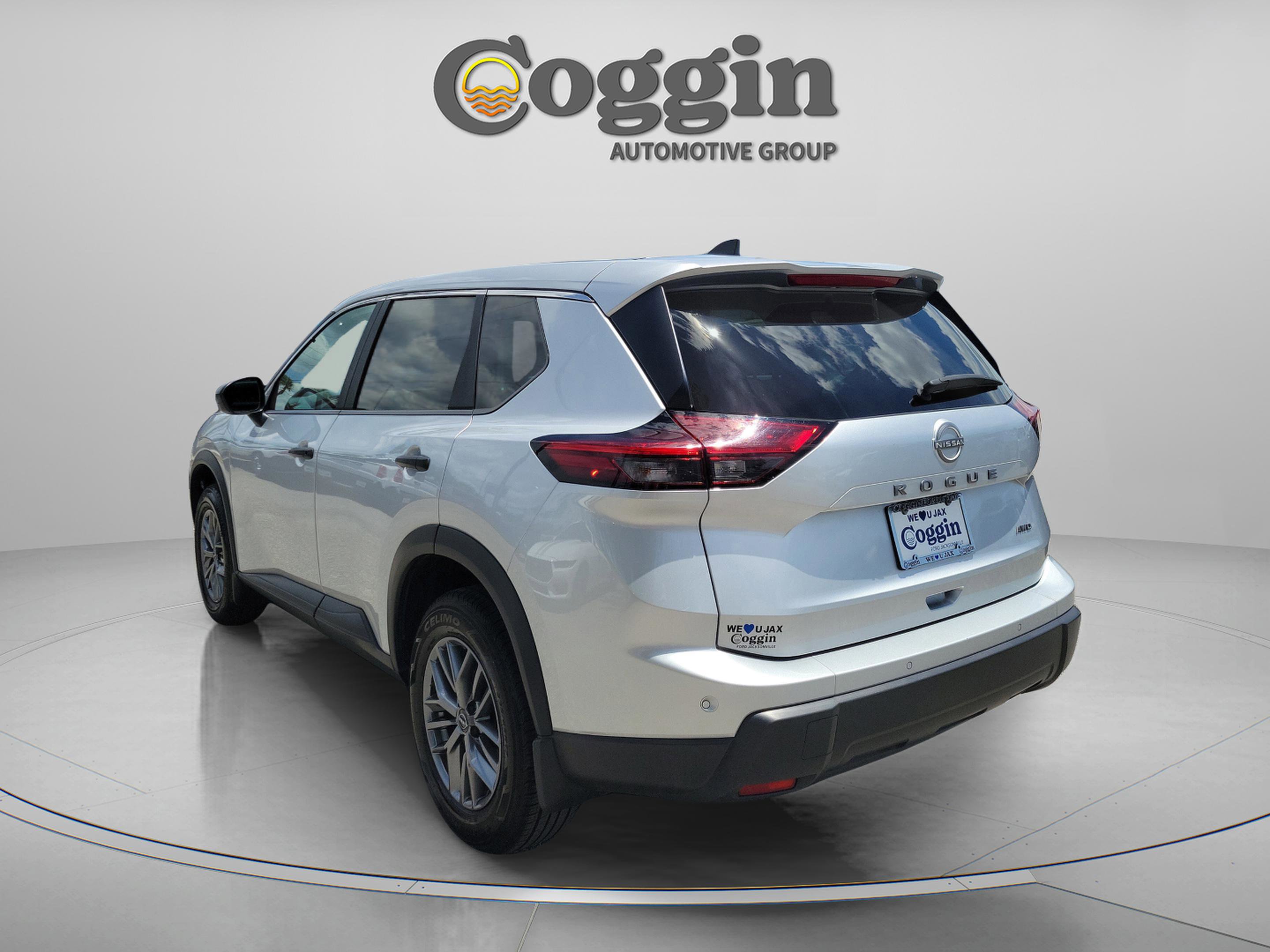 Used 2024 Nissan Rogue S AWD/4WD image 2