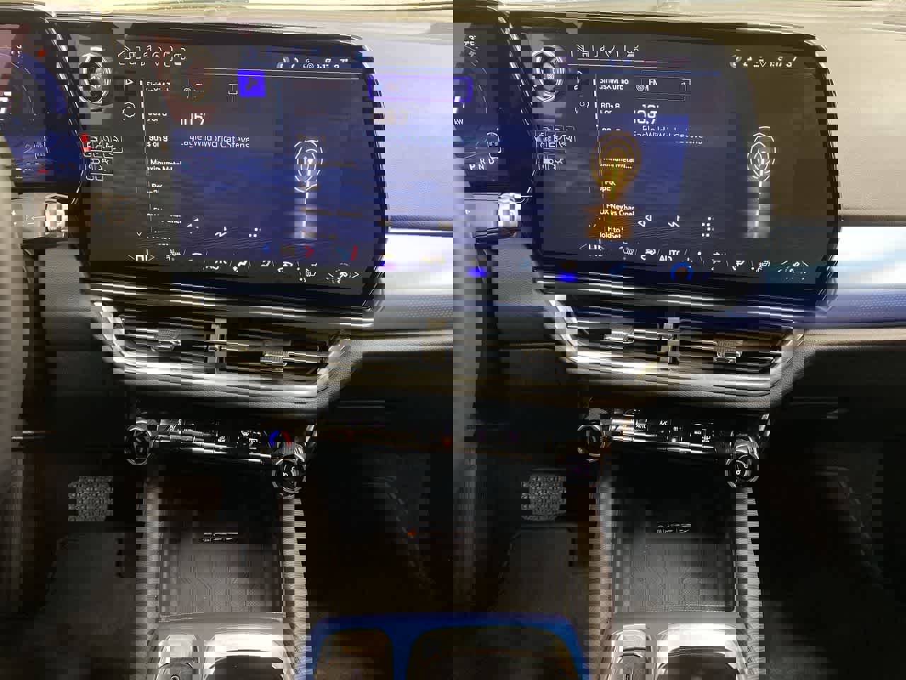 Used 2025 Chevrolet Equinox EV LT w/ Convenience Package image 23