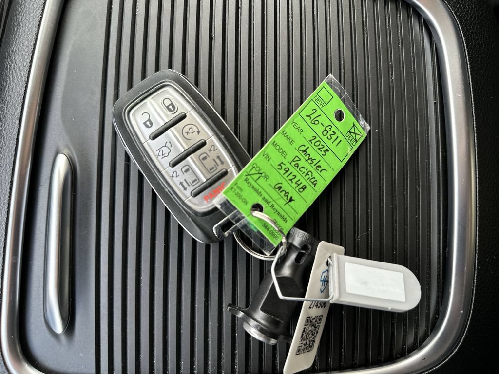 Used 2023 Chrysler Pacifica Limited FWD image 29