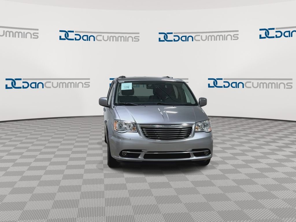 Used 2016 Chrysler Town & Country Touring image 3