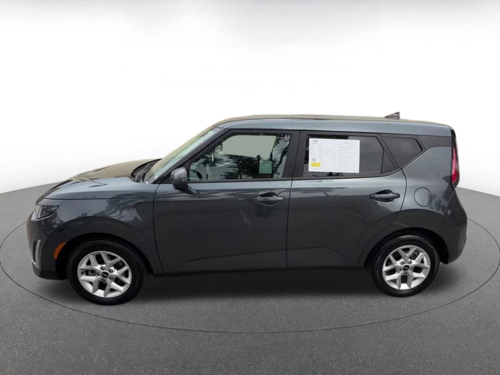 Used 2025 Kia Soul LX w/ LX Technology Package FWD image 9