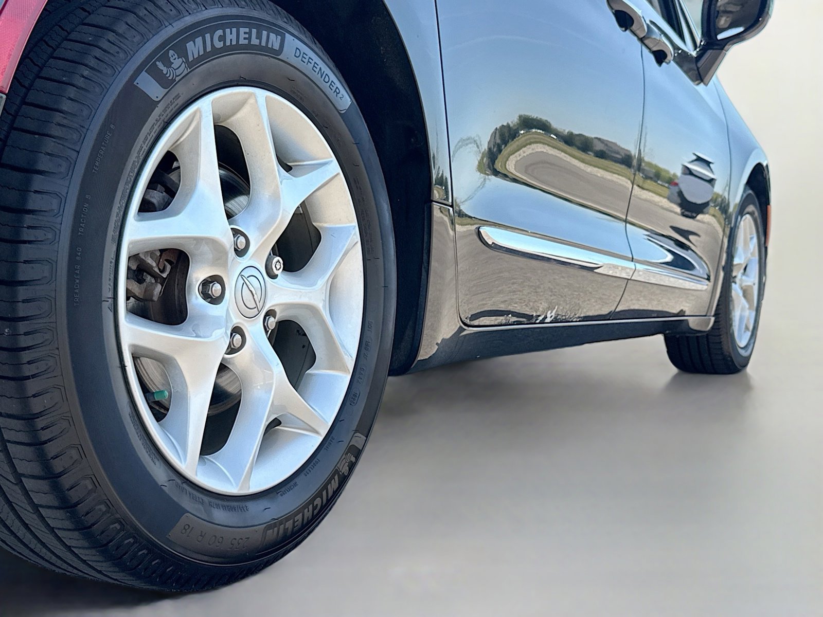 Used 2017 Chrysler Pacifica Touring-L w/ Tire & Wheel Group FWD image 17