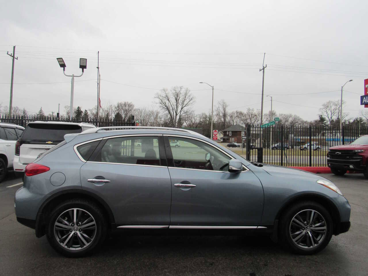 Used 2017 INFINITI QX50 Base AWD 4dr Crossover image 4