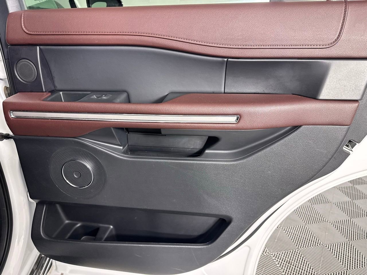 Used 2024 Ford Expedition Limited image 27