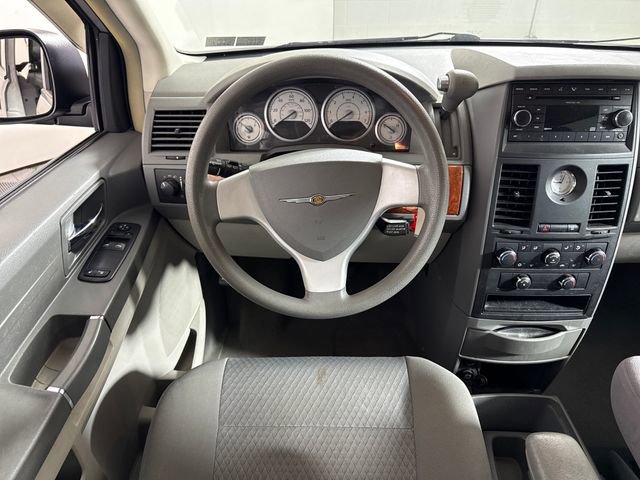 Used 2008 Chrysler Town & Country LX FWD image 17