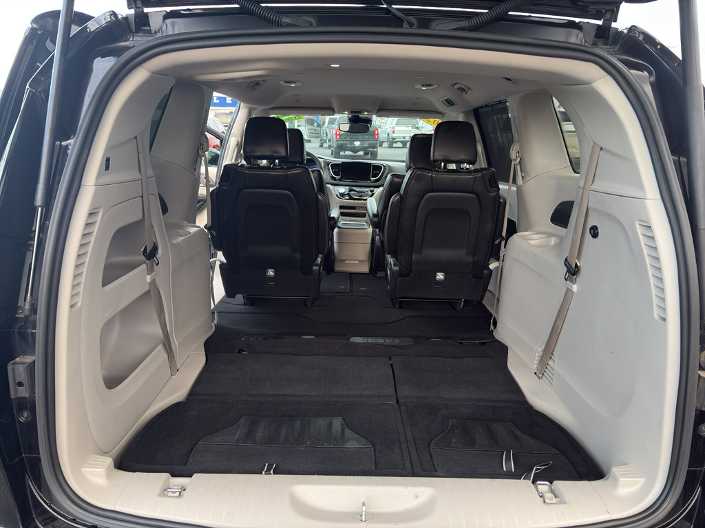 Used 2024 Chrysler Pacifica Touring-L FWD image 6