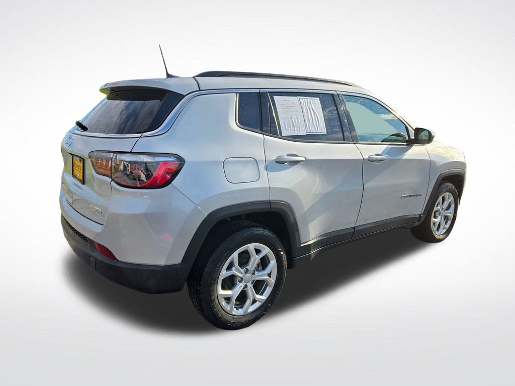 Used 2024 Jeep Compass Latitude AWD/4WD image 3