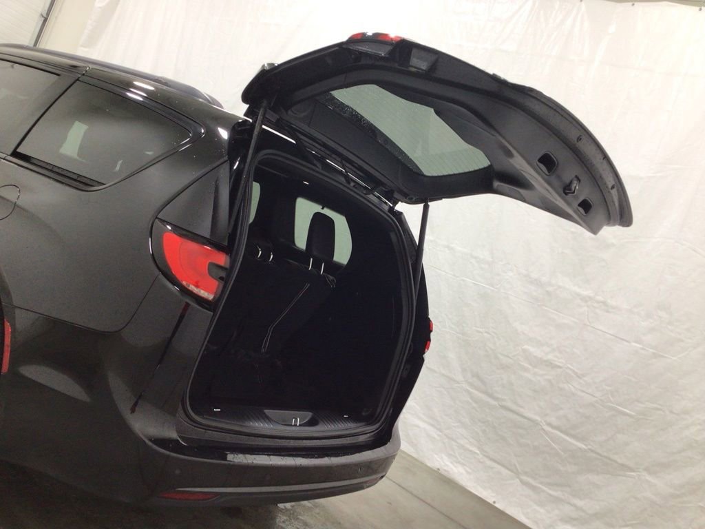 Used 2025 Chrysler Pacifica Limited FWD image 27