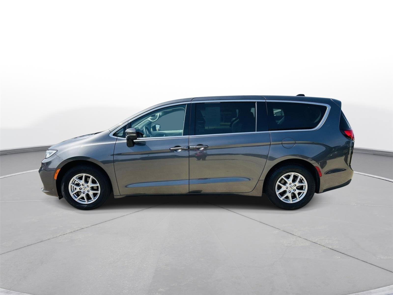Used 2023 Chrysler Pacifica Touring-L image 36