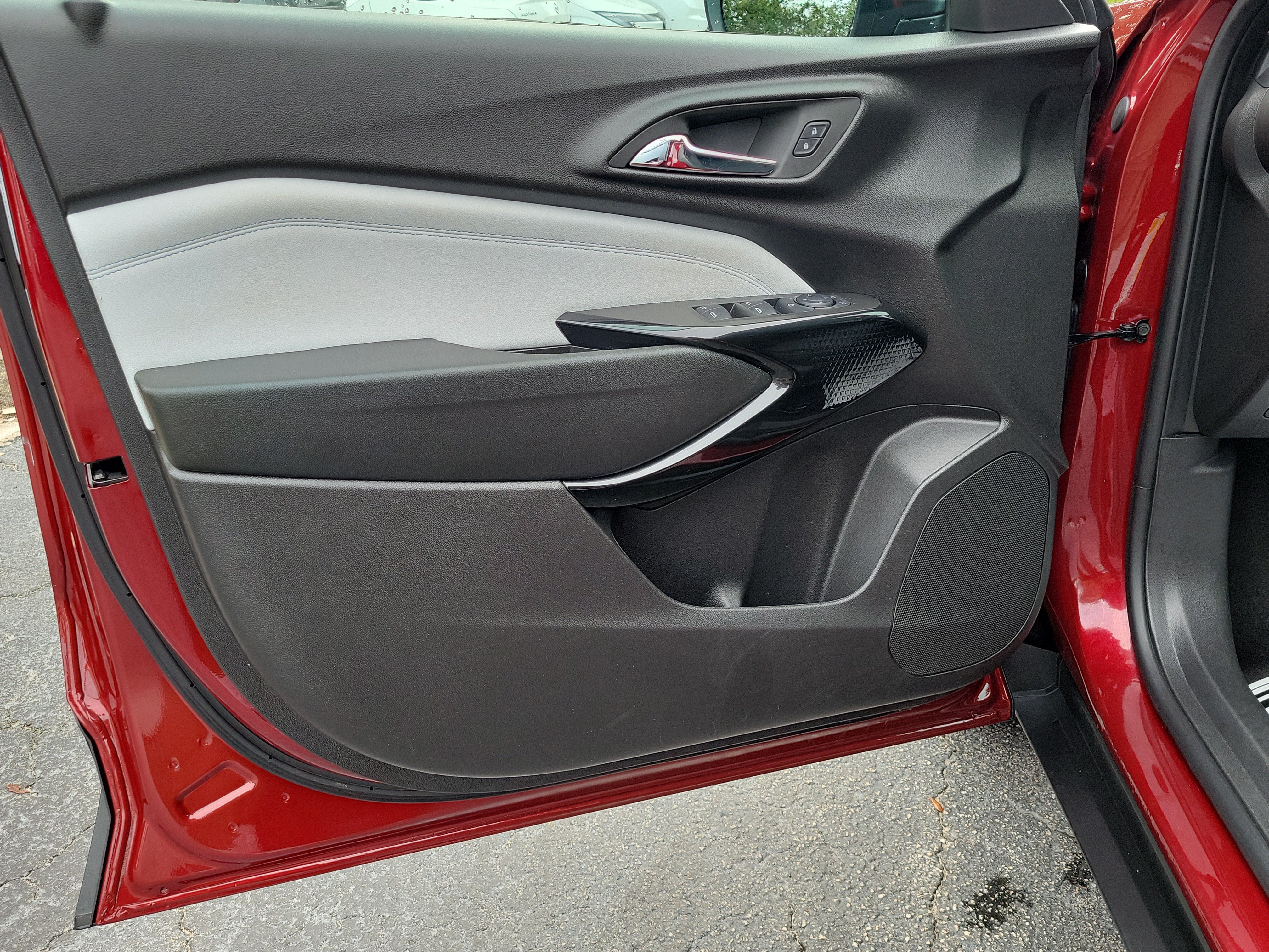Used 2025 Chevrolet Trax LT FWD image 16