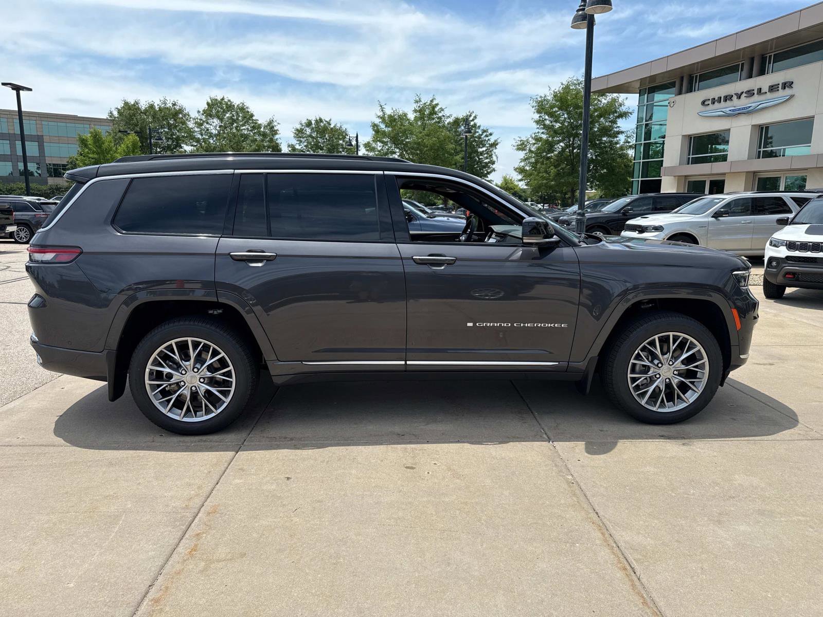 New 2025 Jeep Grand Cherokee L Summit w/ MOPAR Finishing Package image 4
