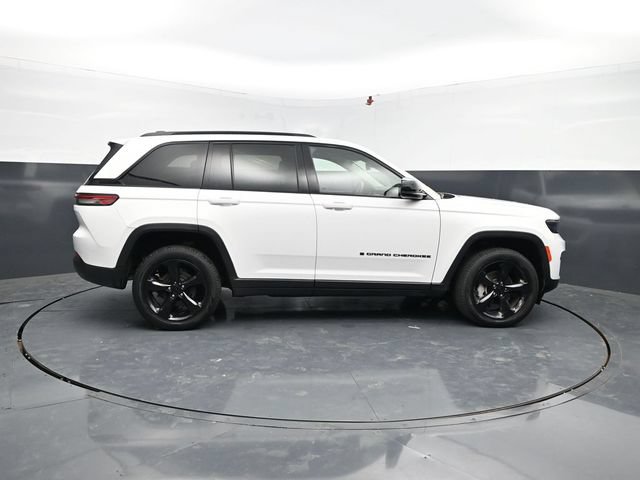 Used 2023 Jeep Grand Cherokee Limited w/ Black Appearance Package AWD/4WD image 11