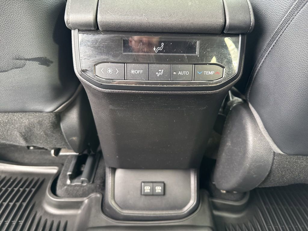 Used 2020 Toyota Highlander XLE image 16
