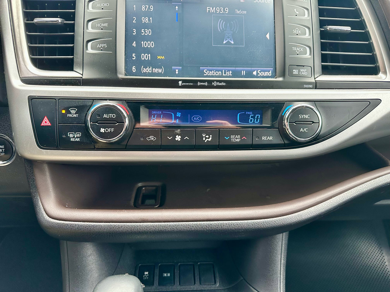 Used 2019 Toyota Highlander XLE image 28